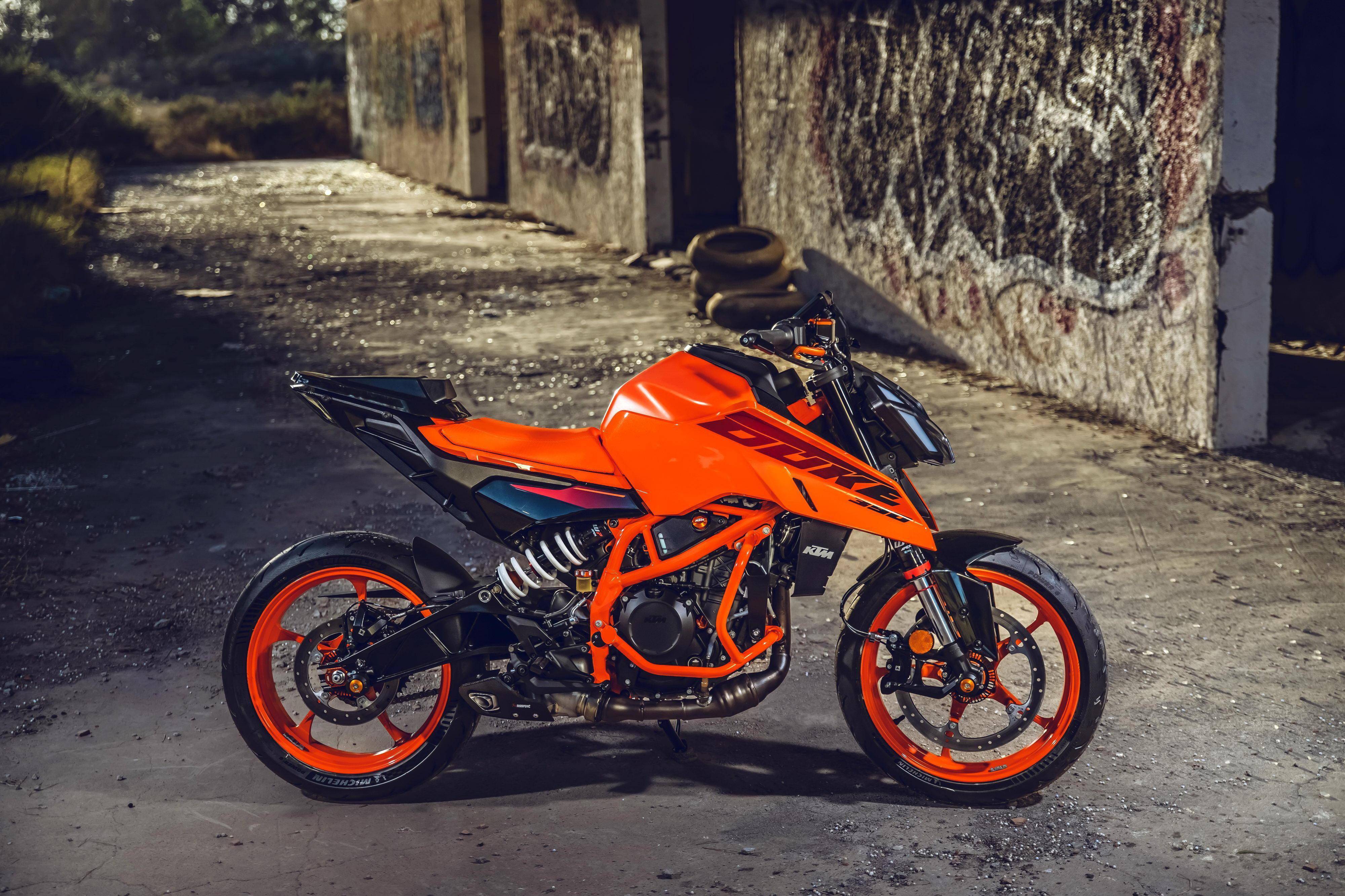 特写:ktm 2024 新一代运动街车 390 duke 原厂改装
