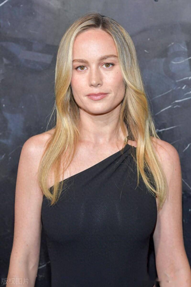 布丽-拉尔森现身michael kors秀场,斜肩背心配黑裤子