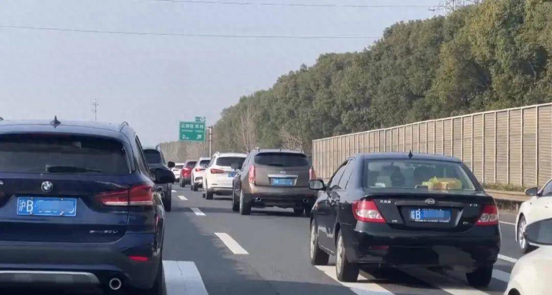 g60沪昆高速迎来离沪客流小高峰_车