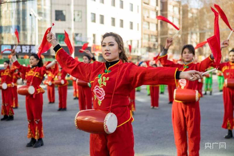 和田市纳尔巴格街道代表队队员阿扎提古丽·艾海提说:"现在我们的生活