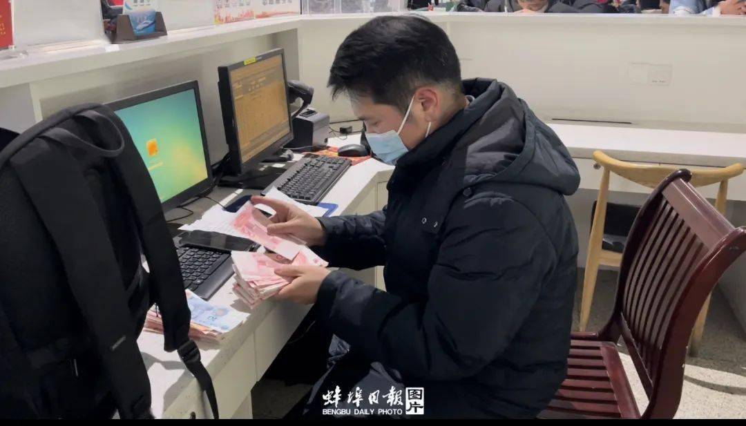 还有名牌香烟两条,驾驶证,港澳通行证,汽车钥