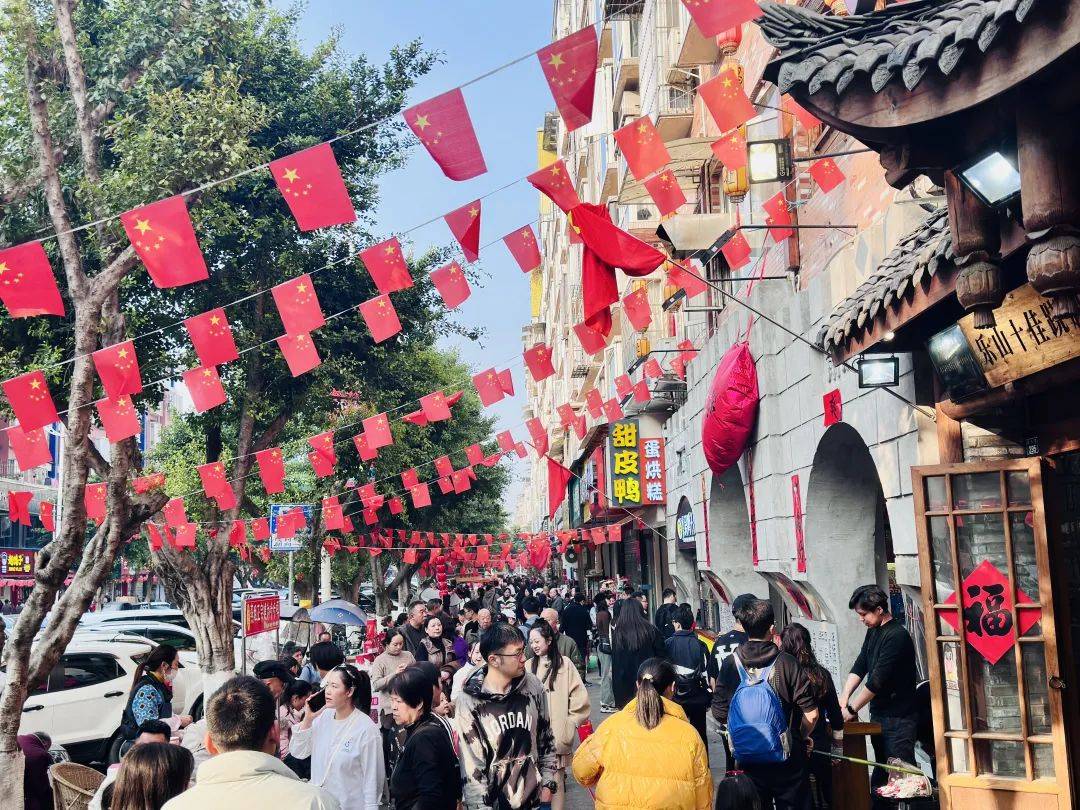 嘉兴路美食街"人从众"争享乐山味道_游客_小吃_店铺