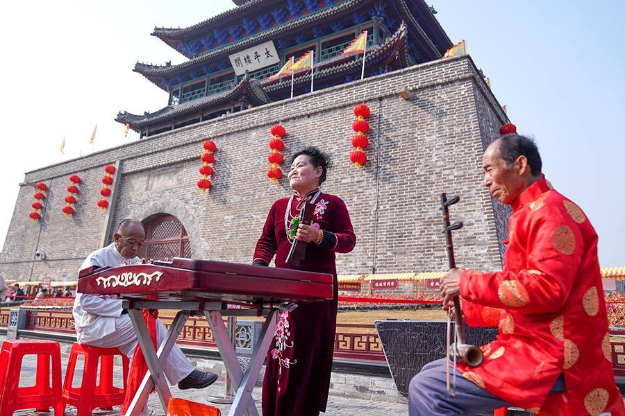 正月初五,聊城水上古城景区人山人海,热闹非凡,山东琴书,河南坠子,甘
