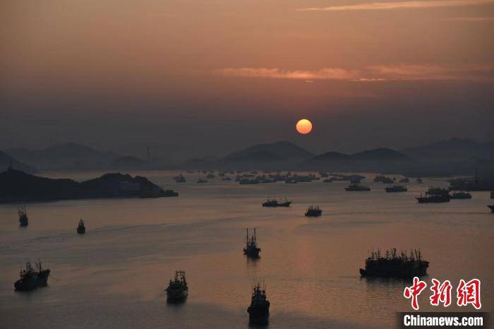 锦绣中国年|探访"浙江渔业第一村" 邂逅一场海上日落_