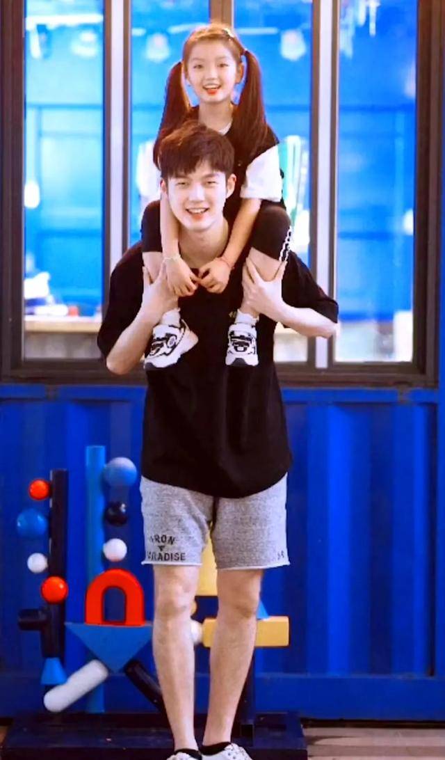 爸爸去哪儿的阿拉蕾长大了! 和董力再次同框回忆满满!