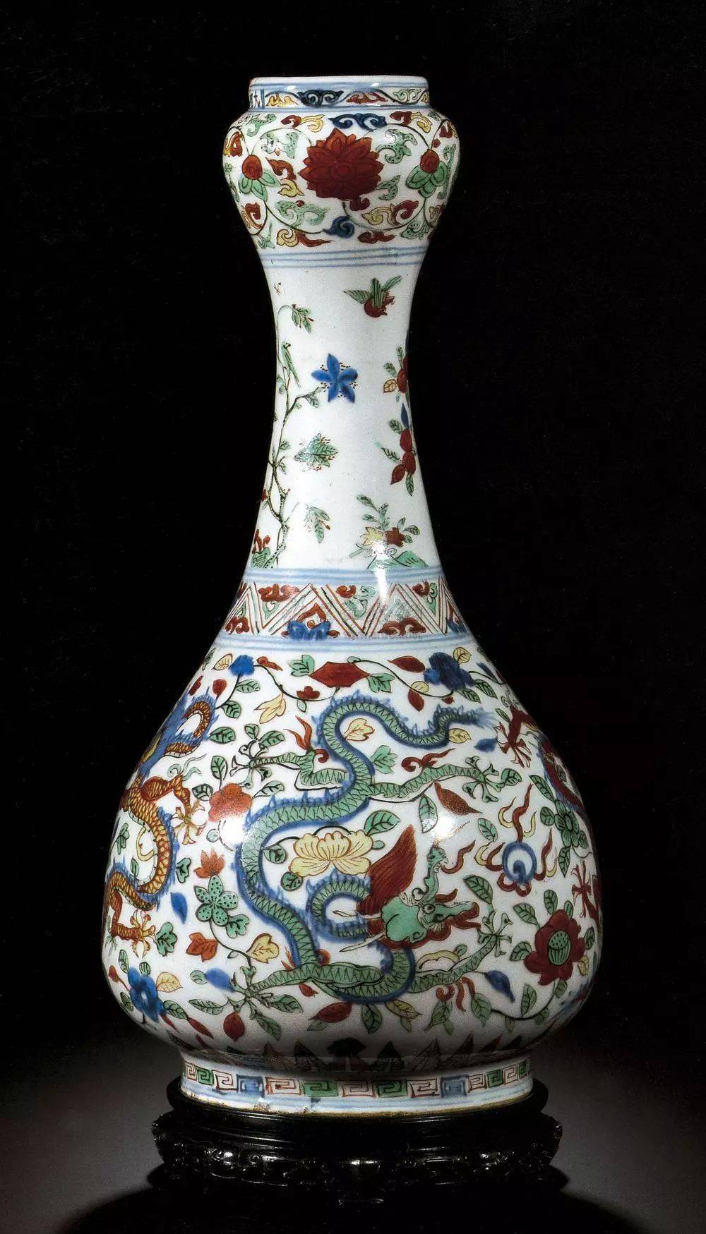 纹饰有鸳鸯莲花纹凤凰纹,花卉,山石等,多以大器为主,有龙缸,花觚,花