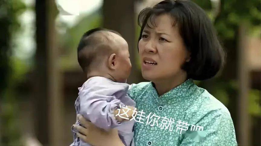 笑麻了,当代大学生回家秒变德华