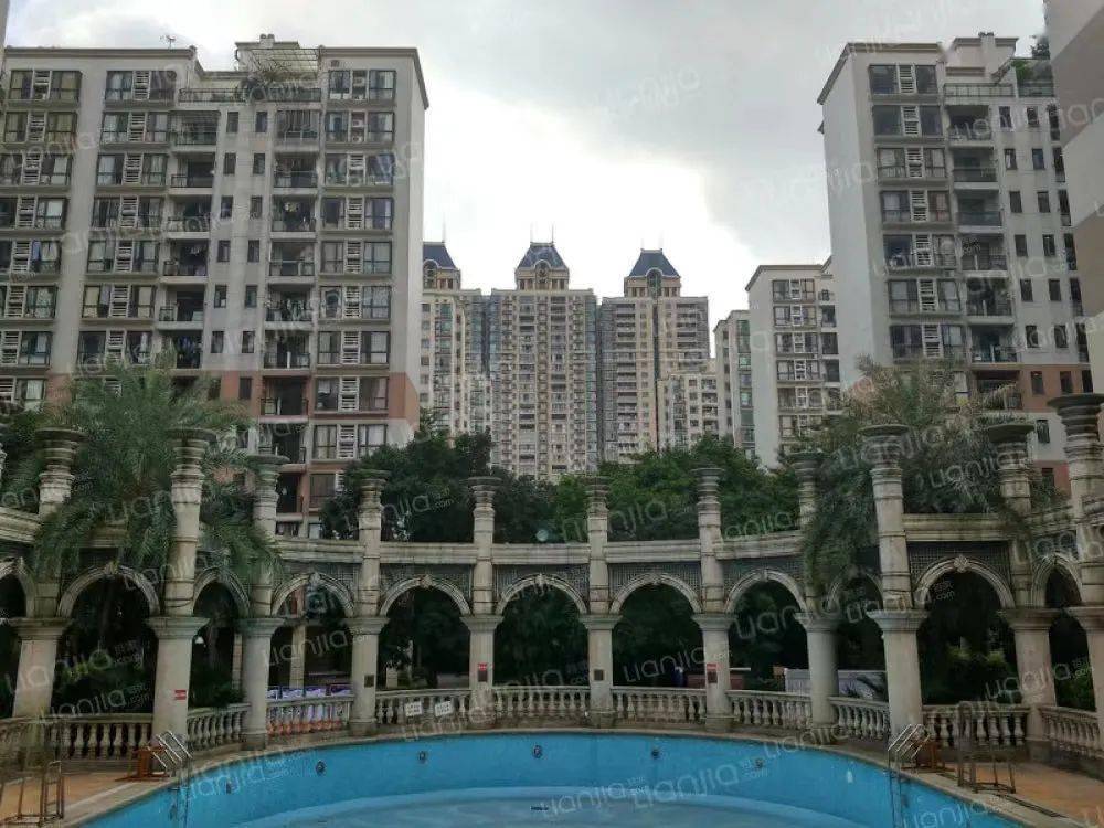 然而就在他们决定买光大花园的时候,社区传出来