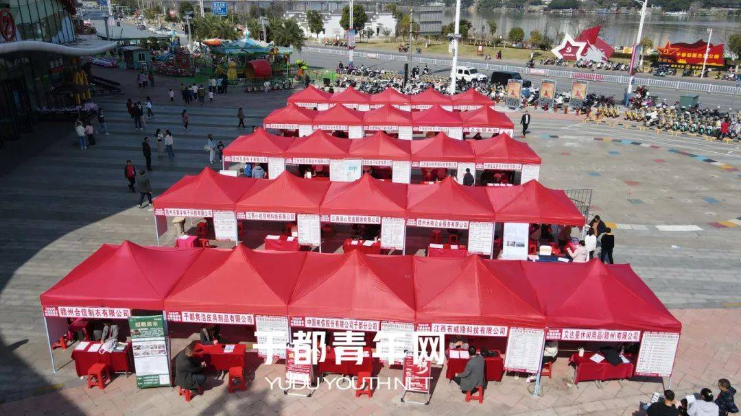 县委书记黄法,县委副书记,县长李松柏莅临招聘会现场,指导工作.