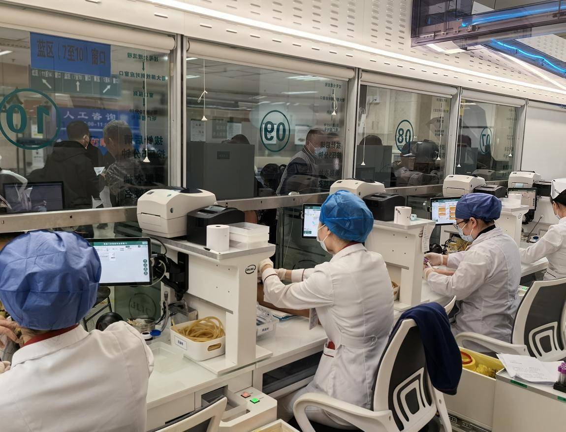 门诊注射室门诊部于微微主任表示,中国人讲习俗,图"吉利",可以说过年