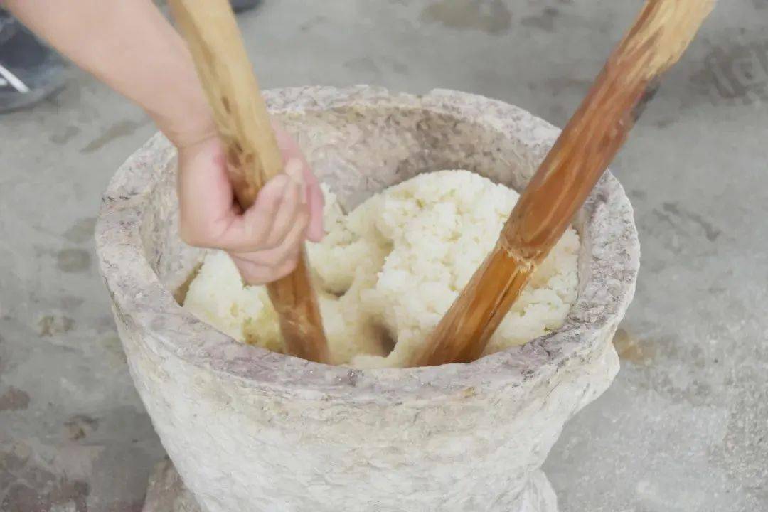 打糍粑是苗族人民逢年过节的一种传统习俗当天在现场的你可要参与