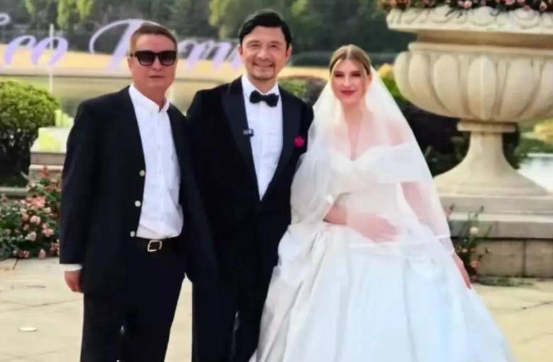 50岁谢晖再婚,超模前妻结婚17年未生育,2婚娶外国美娇妻_范志毅_球迷