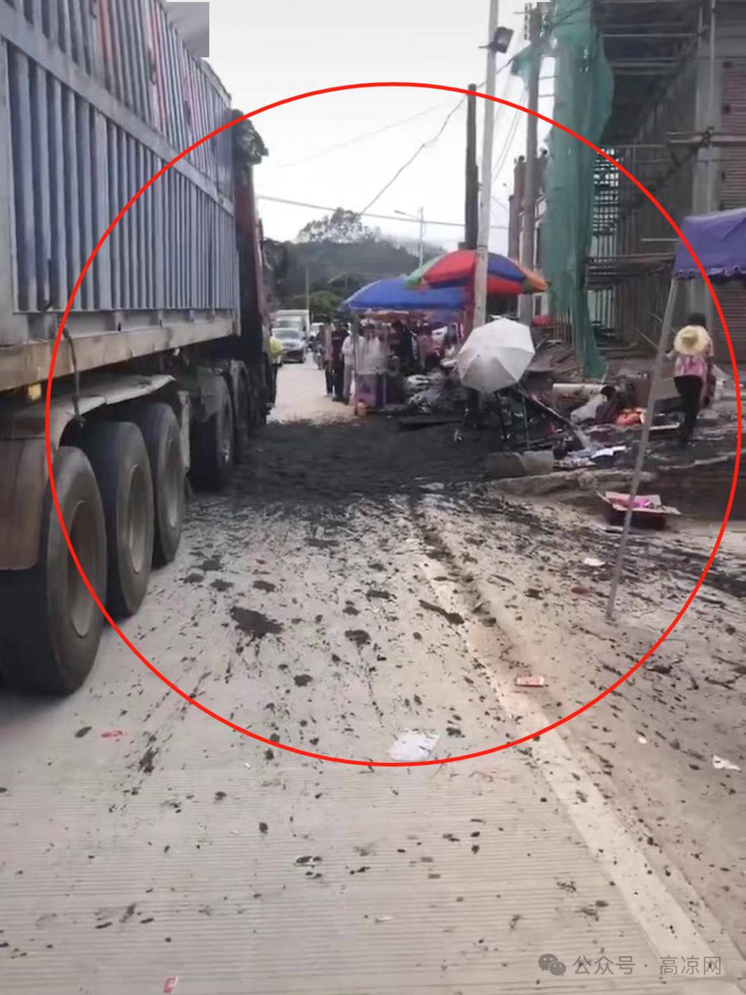 见者有"粪"!高州一猪屎车"爆炸"式飞溅,睇年例的路人,小车一身屎!
