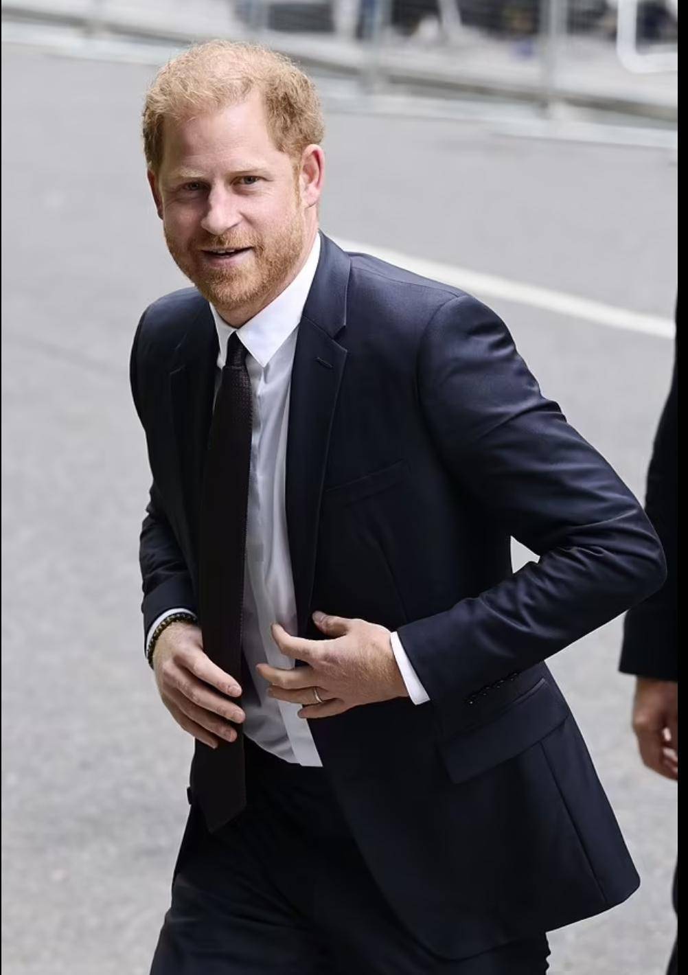 查尔斯对外宣布患上癌症,哈里王子第二天就买了机票,第一时间赶回英国