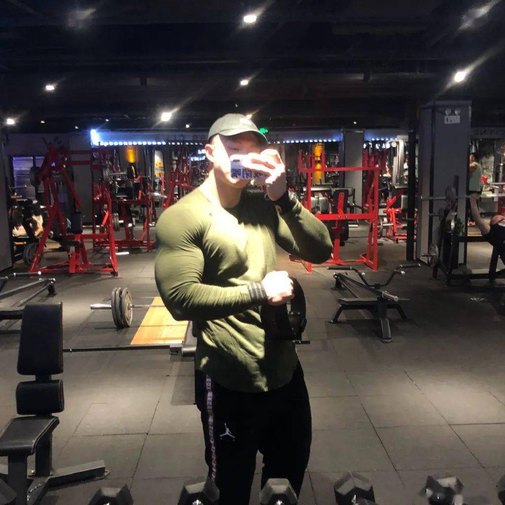 中国小伙健身6年,身高195cm体重118kg,这种肌肉猛男你