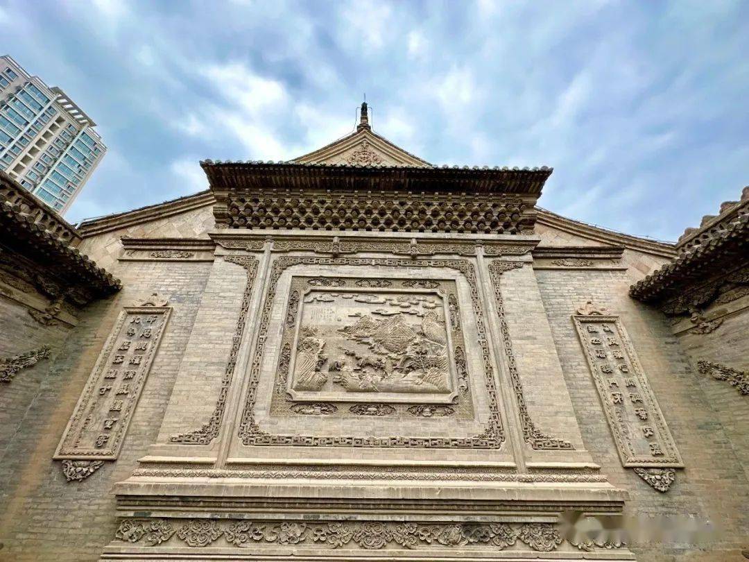 临夏是一座雕刻在青砖之上的城市,而东公馆的砖雕,则是临夏砖雕的荟萃
