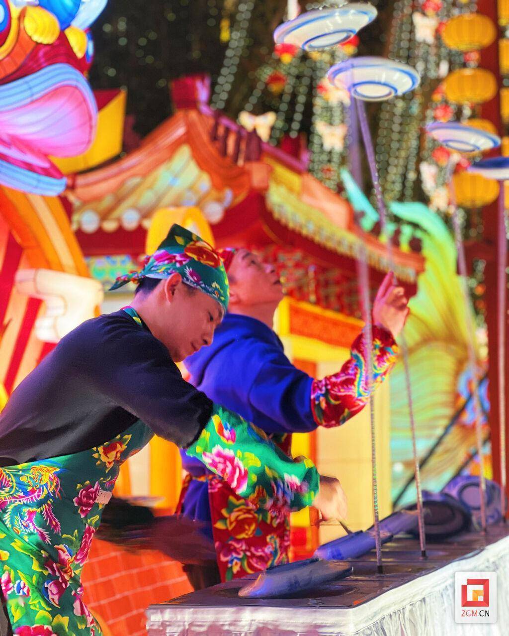 是什么让大家兴奋鼓掌?看自贡杂技演员为春节添彩___