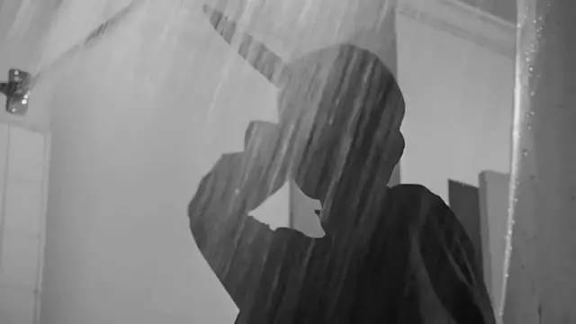 我们看见刀刺穿了她的皮肤.」他说:「不,你什