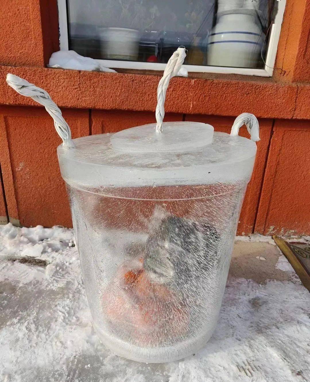 地区,人们会挖掘地窖来储存来自秋天的美德,东北的冻土让人无法动土