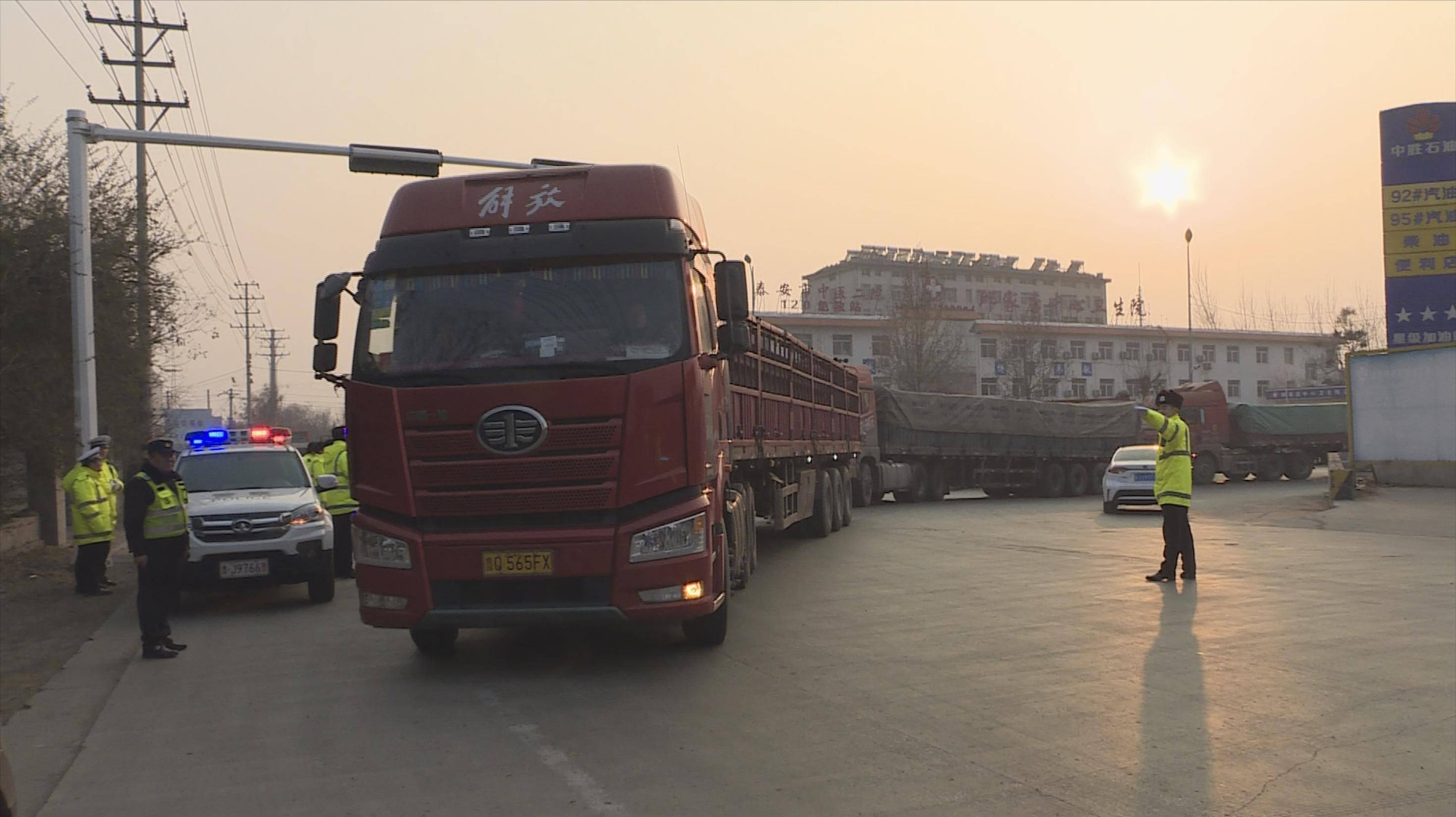 春节特别节目 | 货车超载危害大 别拿安全当儿戏