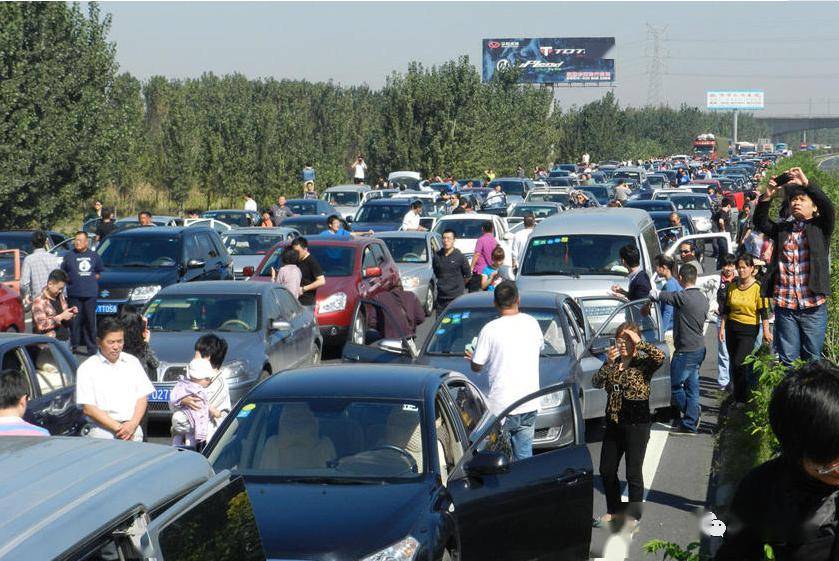 春节假期即将结束;2月18日正式上班今天凌晨沈海高速大塞车拥堵呈十