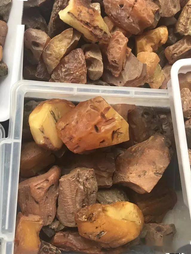 3,琥珀vs柯巴但是有些红碧石中有一些透明的白色石英,我们打光只打纯