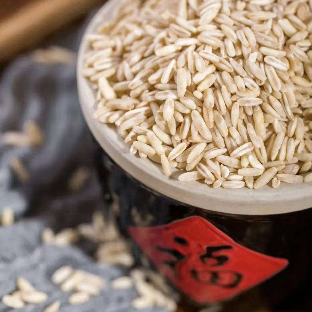 糙米最大特点就是含有胚芽,维生素和纤维素含量都很高.