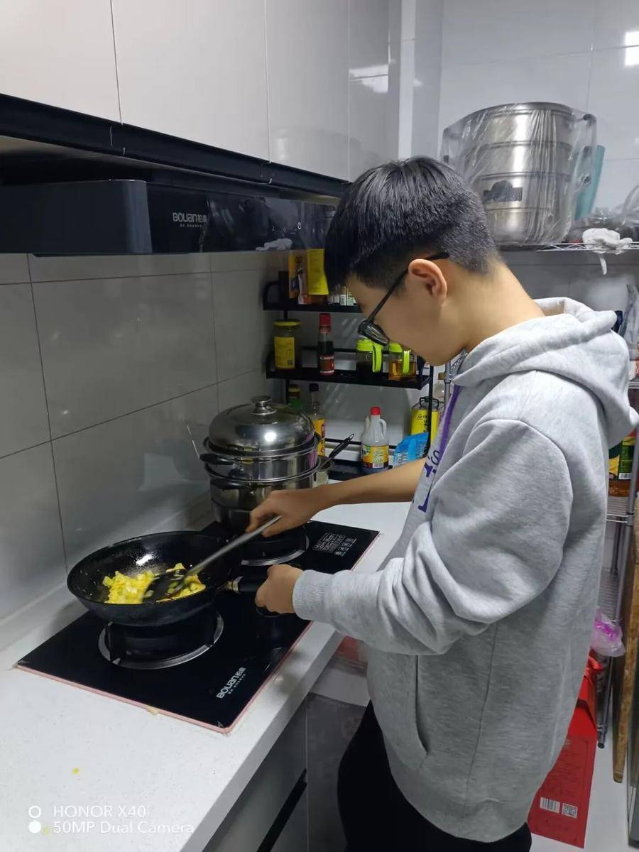 队员刘晨熙感叹道:"绿色是生命的颜色,让我们在家中添置