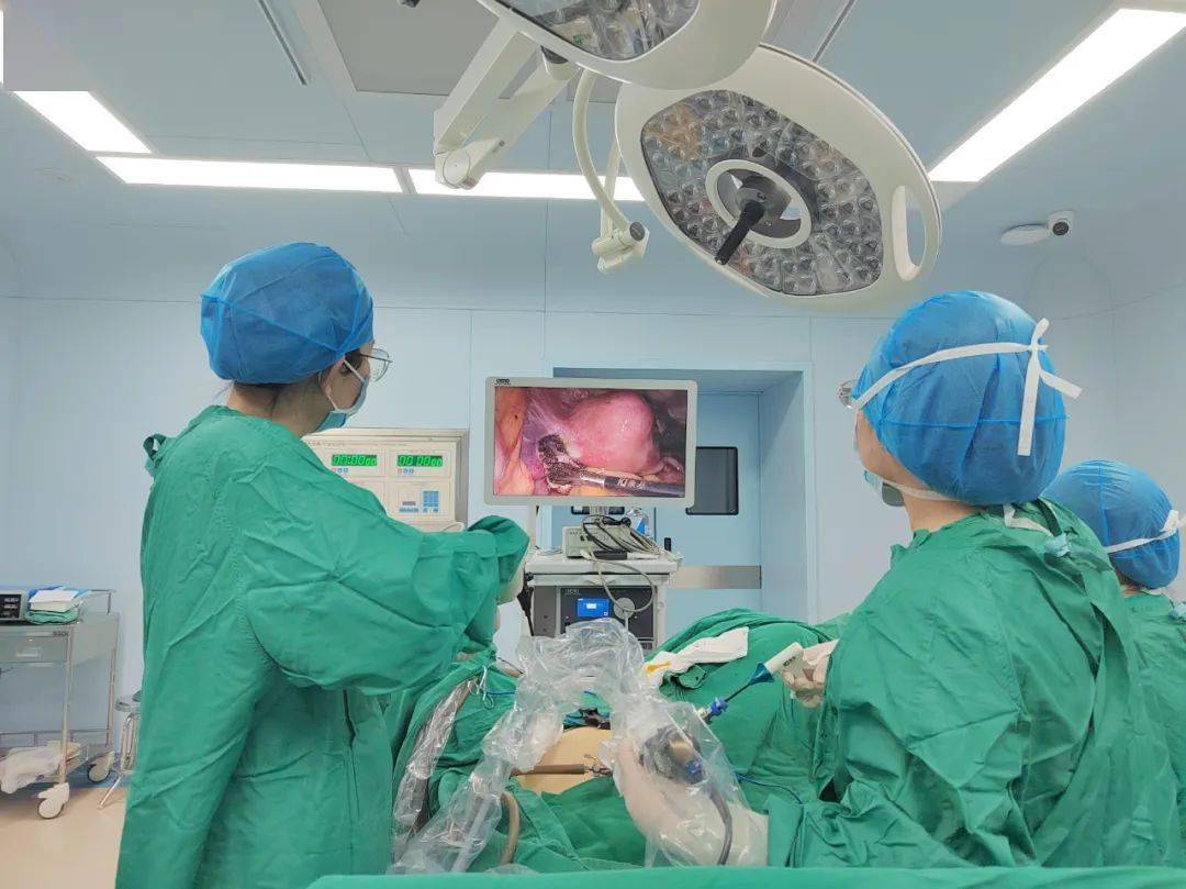 妇科团队成功实施高难度四级手术——腹腔镜下输卵管绝育复通术