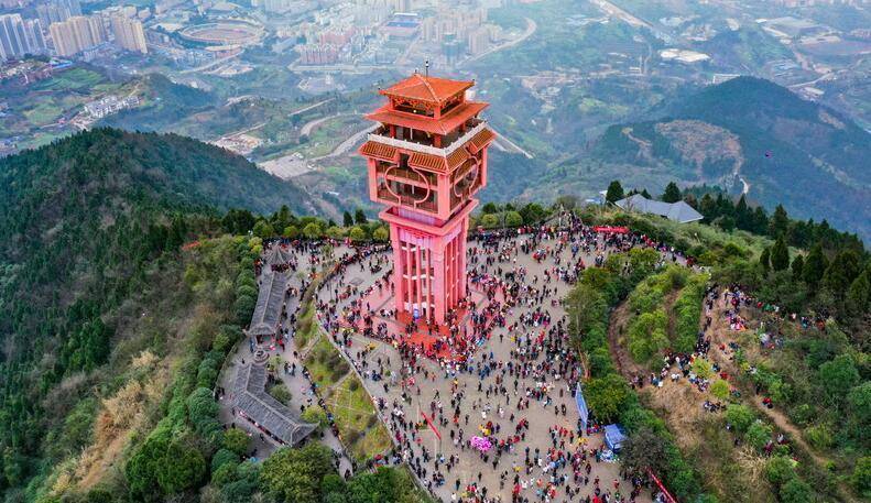 在这一天,达州人民纷纷登上城区周边的凤凰山,火峰山等地,祈福纳祥.