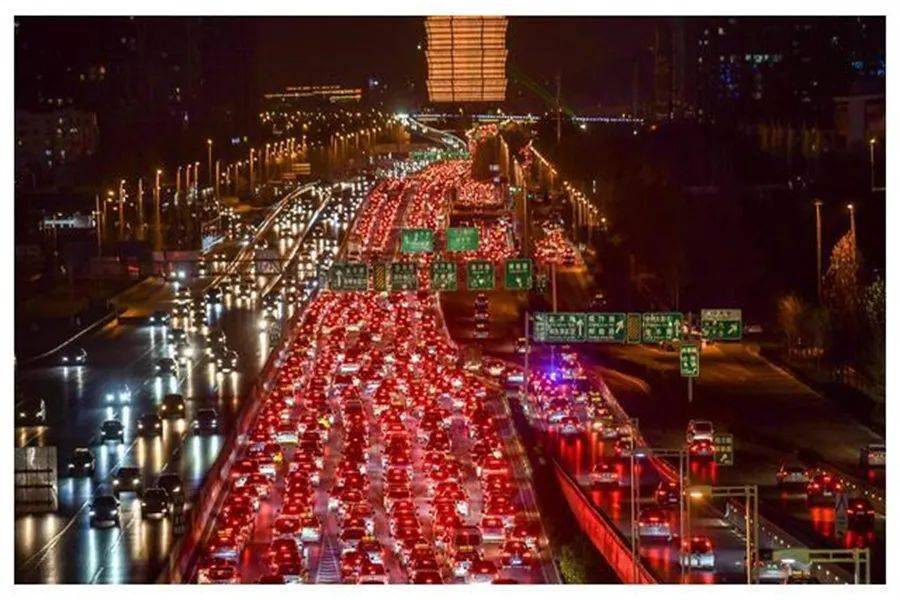 春节返程拥堵 尾灯连成一条直线;英国正式陷入衰退 16