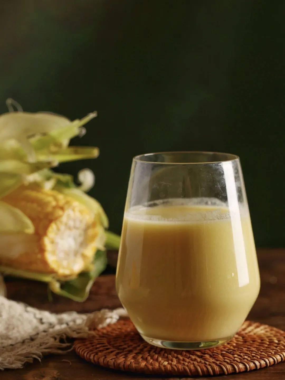 糙米最大特点就是含有胚芽,维生素和纤维素含量都很高.