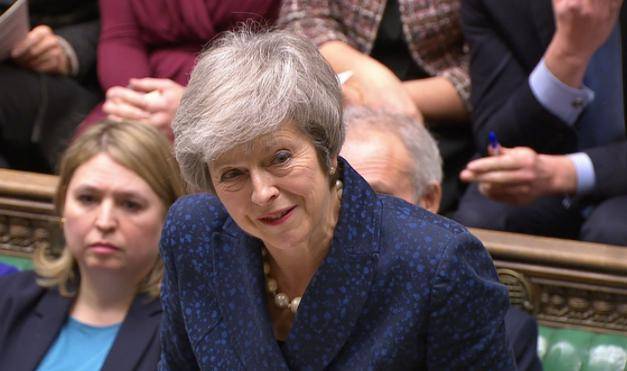 英国首相访华,收到的国礼是一对茶杯,首相不以为意,谁知打开后却大吃