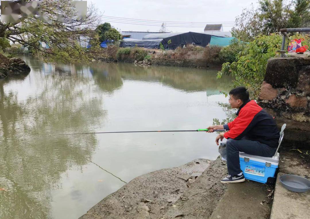 钓鱼是一种娱乐,也是一种比拼,需要耐心和毅力