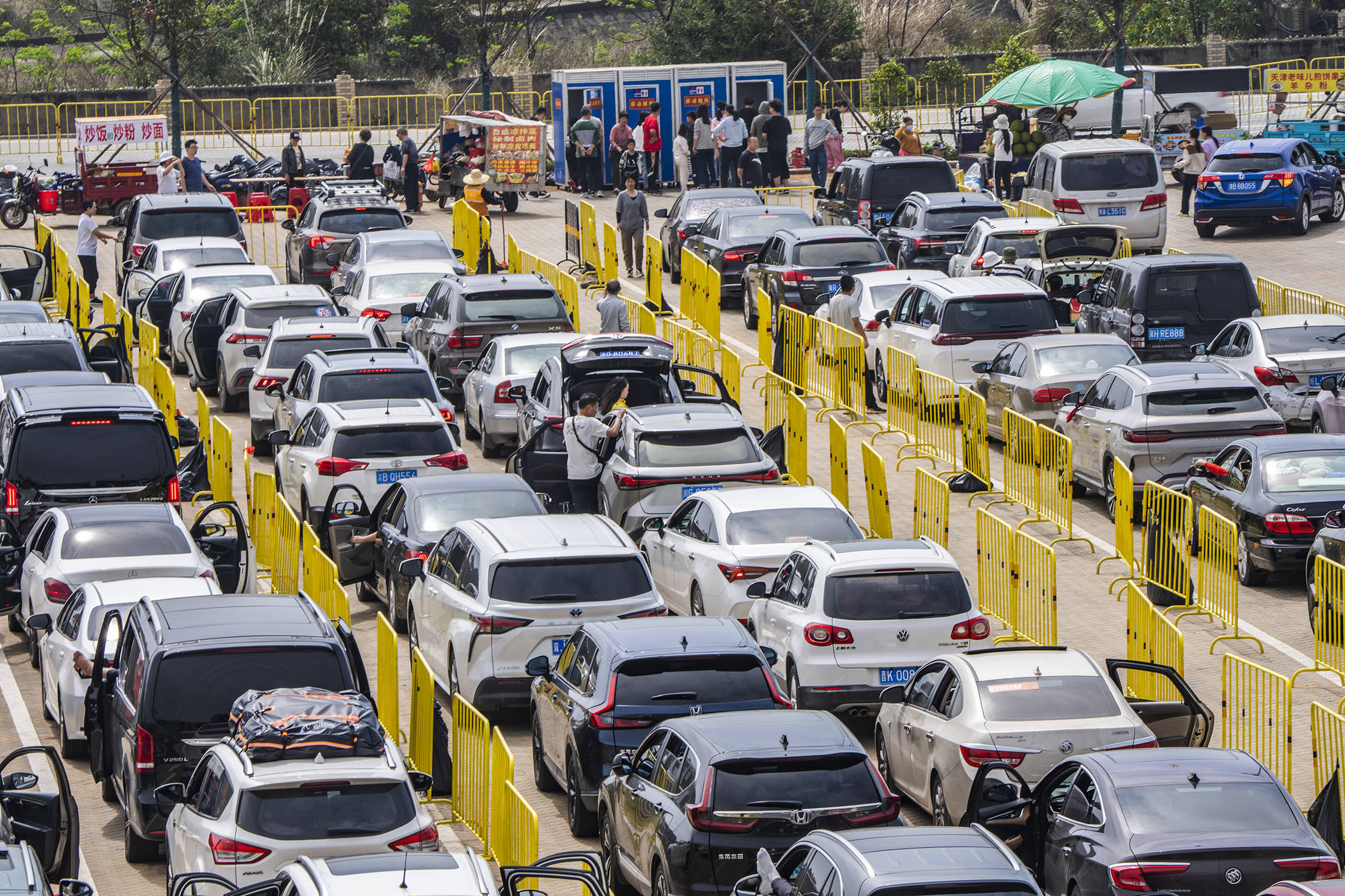 多图直击|海口三港满负荷运转:小汽车排长龙等待出岛_车辆_新能源