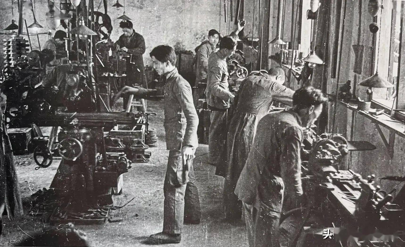 (4)三,中华电工社.工人操作机械.1940年4月15日.(3)二,中华电工社.