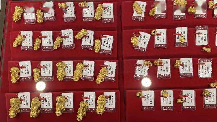 据了解,除了传统的黄金首饰热销外,龙年金条以及一些以龙年为主题的