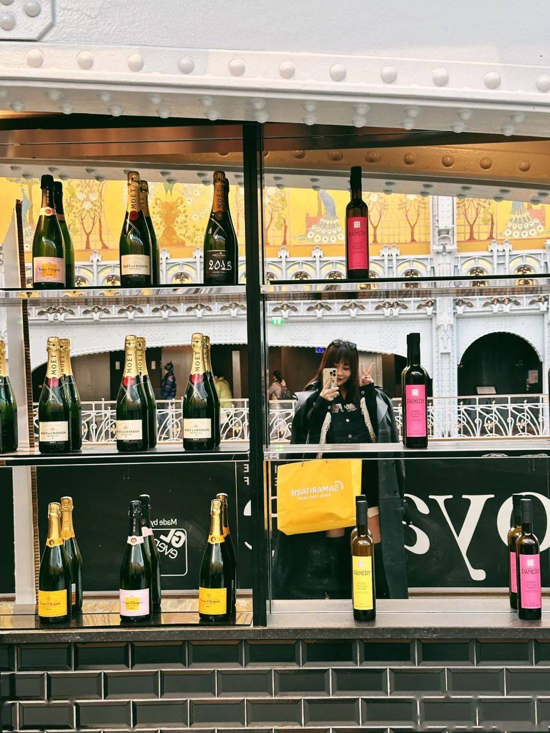 调酒师是很有名的matthias giroud,除了酒水,也有一些小吃,下次一定