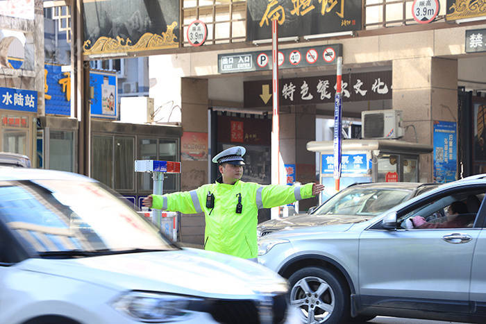 【春节我在岗】平安"警"随 巴东交警护您春节平安
