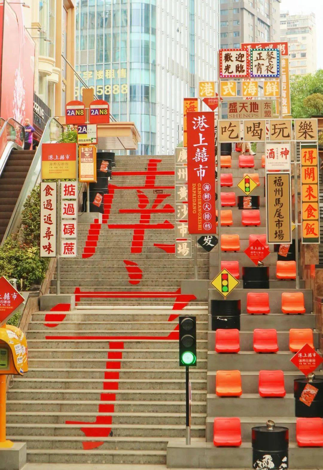 "树多,车多,粉多",逛逛三街两巷,街头绿树成荫,夜市人来人往,这有