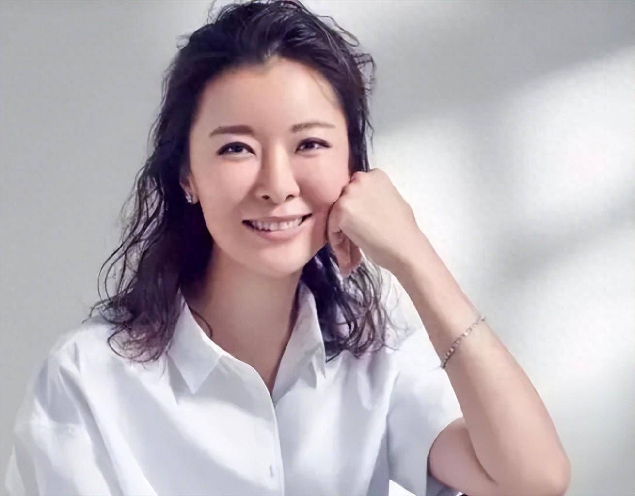 柯蓝1972年7月出生在北京一个军人家庭,原名叫钟好好,是最宠爱她的