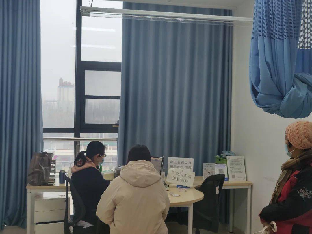 收费,便民门诊,取药,病历复印,诊断证明办理等服务窗口全部开放;增加