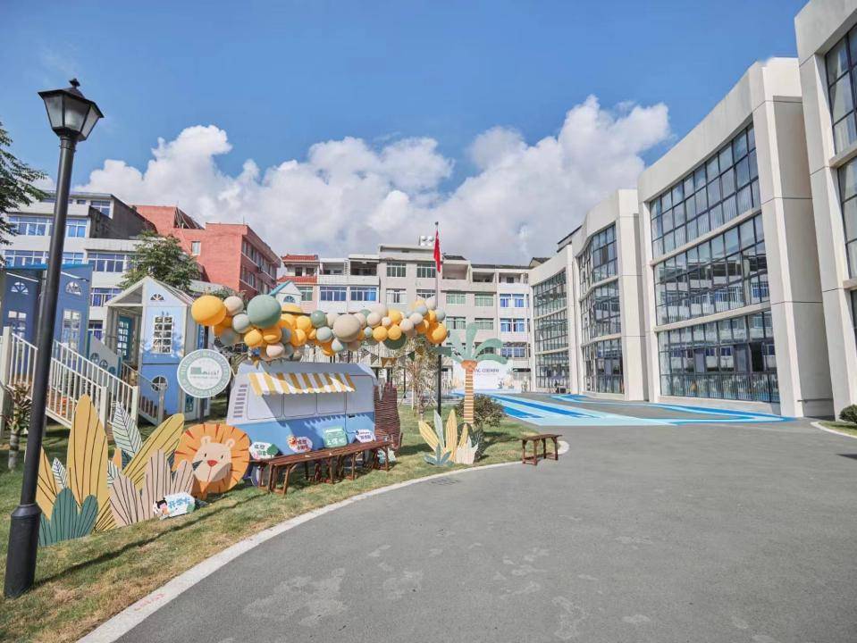 乐清市白石第一幼儿园创立于2014年2月,原址坐落于白石街道街口村,新