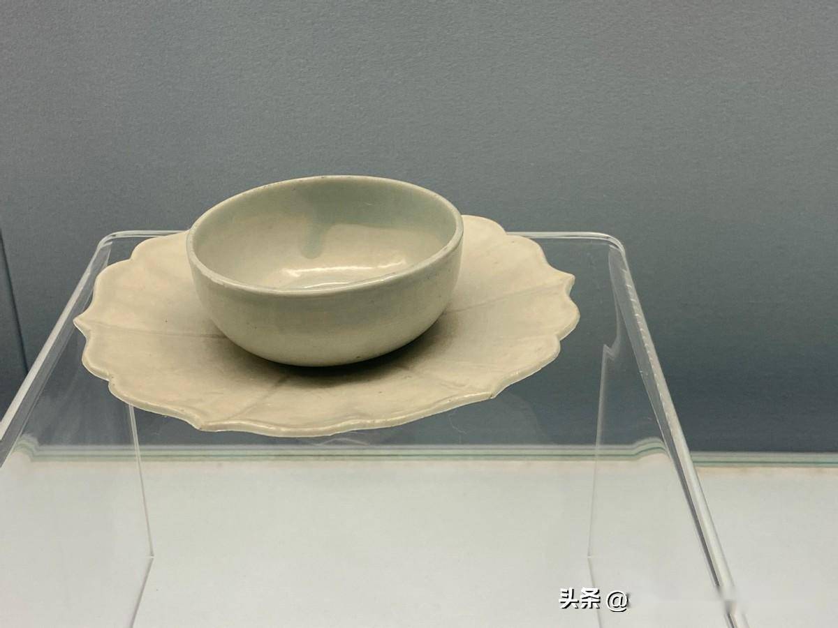 上博瓷器:宋元时期,景德镇正奔跑在成为瓷都的路上_浮梁_白釉_釉色