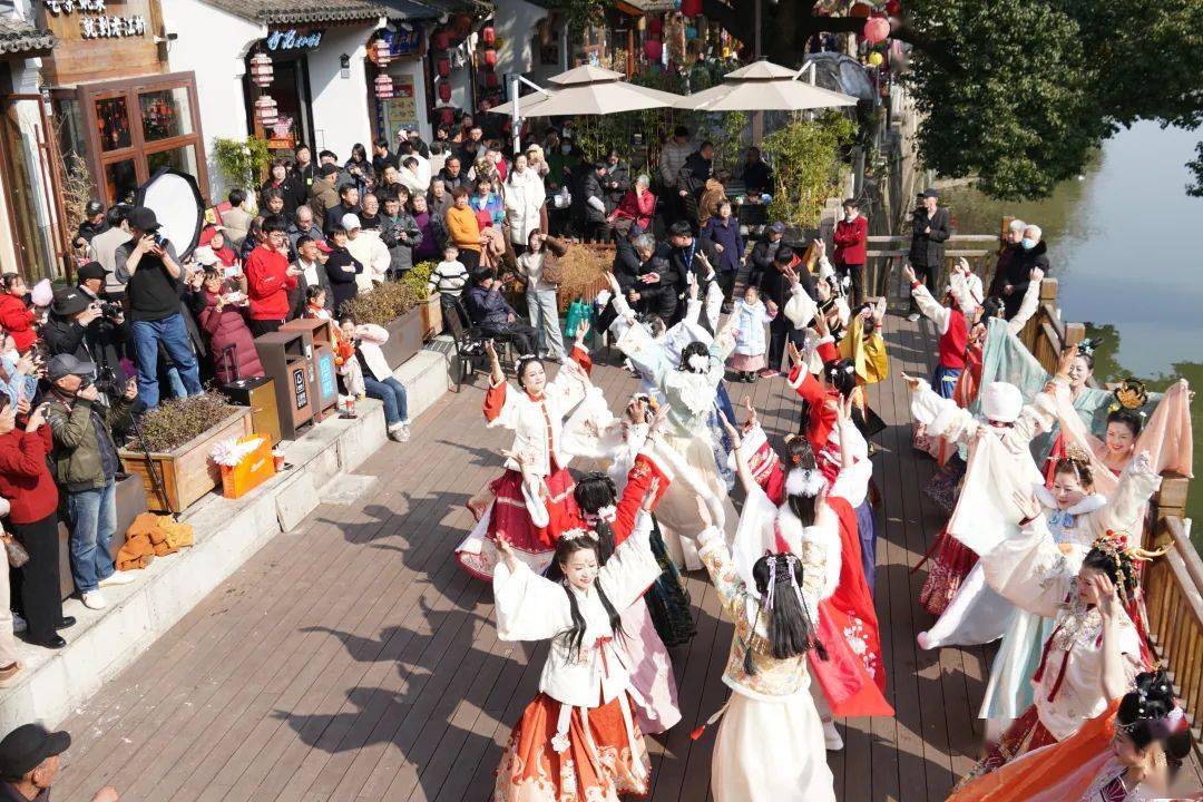 1万人次.其中,天下玉苑,丹山赤水,浙东