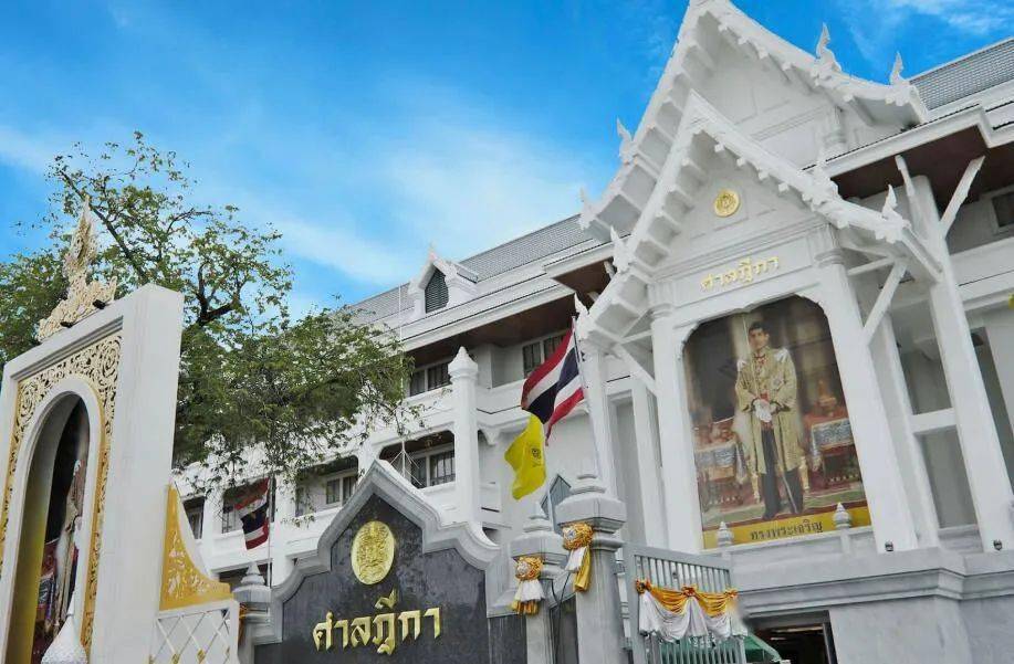 双语文本this is bbc news, im samantha simmons, the headlines.