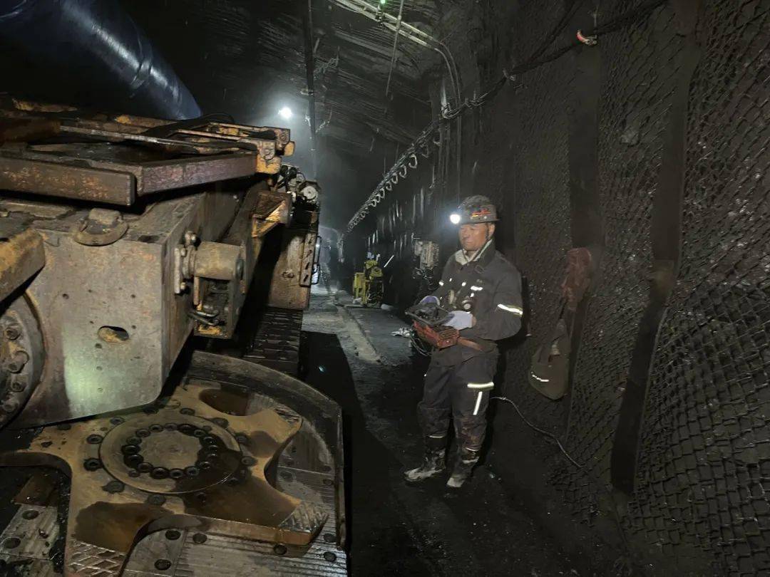 本次30112切眼掘进使用的ebz200h型智能化掘进机是矿井第一台智能化