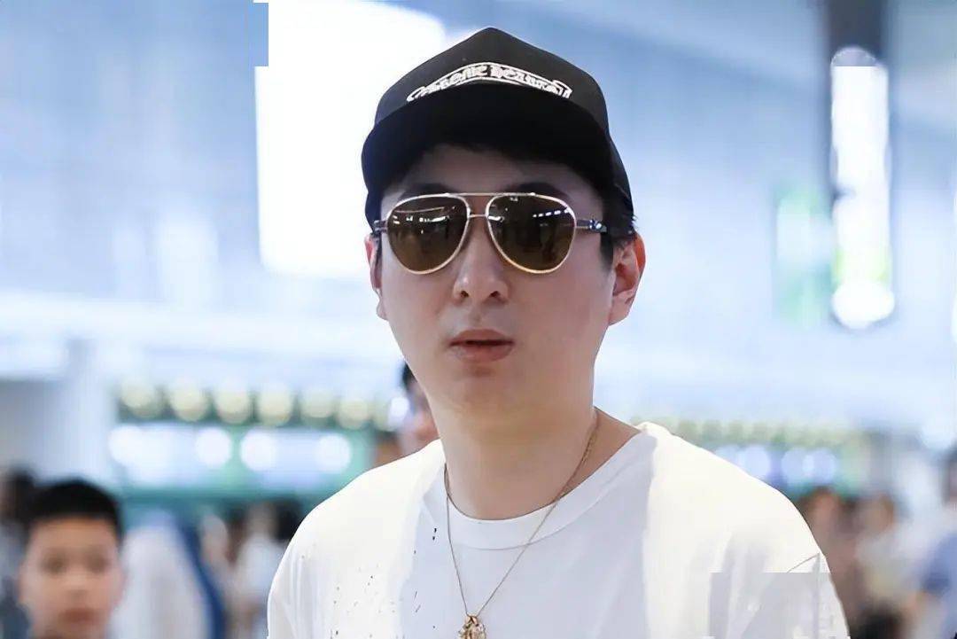王思聪又换新欢?一身大牌亲密搂美女逛街,女友小羽发文疑吃醋!