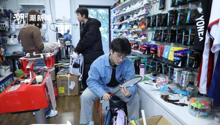 店里坐等取拍的顾客.俞刘东 摄过硬的技术自是引客的秘诀.