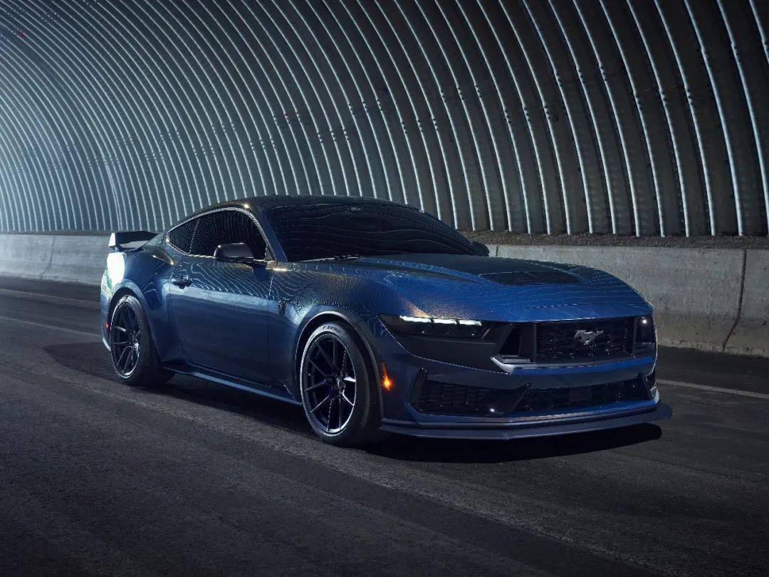 这款车最大的亮点在于它体内的发动机:福特coyote发动机家族下的5.